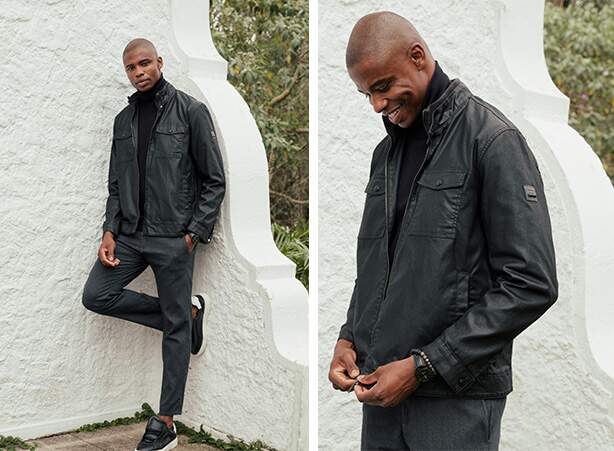 Look preto masculino com jaqueta em tecido resinado e calça